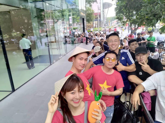 Từ Singapore, cô gái Việt số thứ tự 01 kể hành trình xếp hàng 30 tiếng 'săn' iPhone
