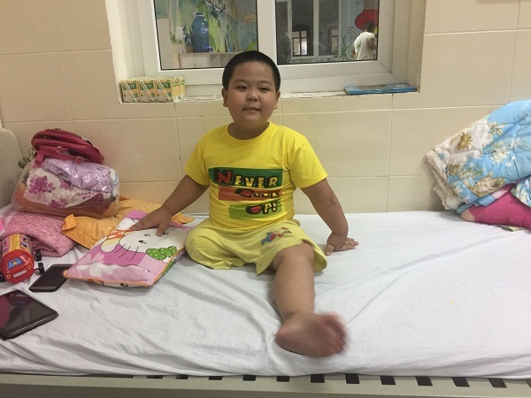 Nỗi đau của cháu bé ngỡ tưởng hết ung thư sẽ được bác sĩ trả lại chân