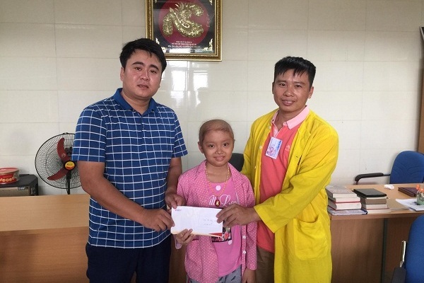 Bạn đọc tiếp thêm động lực giúp bé Thúy Vân chữa bệnh