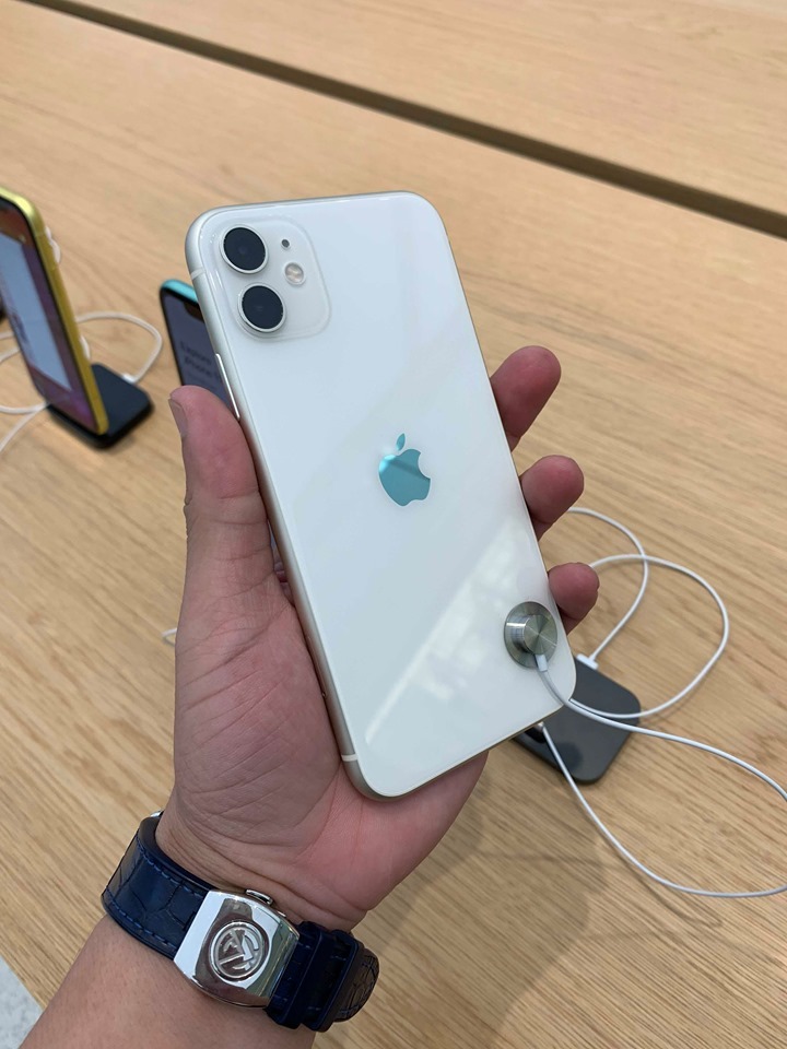 iPhone 11 vừa mở bán cùng với 6 phiên bản màu sắc đa dạng, sẵn sàng đáp ứng mọi nhu cầu và sở thích của người dùng. Hãy cùng khám phá những thiết kế độc đáo, tinh tế và chọn cho mình một chiếc smartphone hoàn hảo nhất. Xem hình ảnh iPhone 11 và chiêm ngưỡng vẻ đẹp khác biệt của nó.