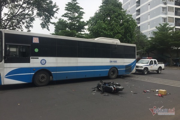 Cô gái tông vào xe buýt ngã bất tỉnh ở Sài Gòn, nghi chạy đuổi theo cướp