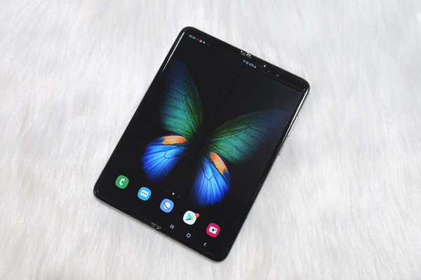 Điện thoại gập Galaxy Fold tại VN: Hot hơn cả iPhone, giá khủng 70 triệu