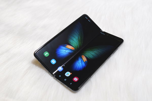 Điện thoại gập Galaxy Fold tại VN: Hot hơn cả iPhone, giá khủng 70 triệu