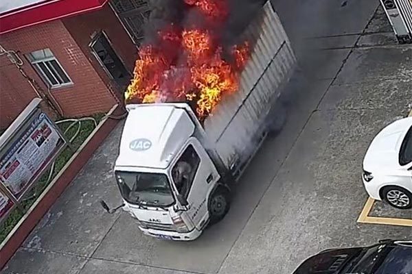 Tài xế lao cả xe tải đang bốc cháy vào trạm cứu hỏa