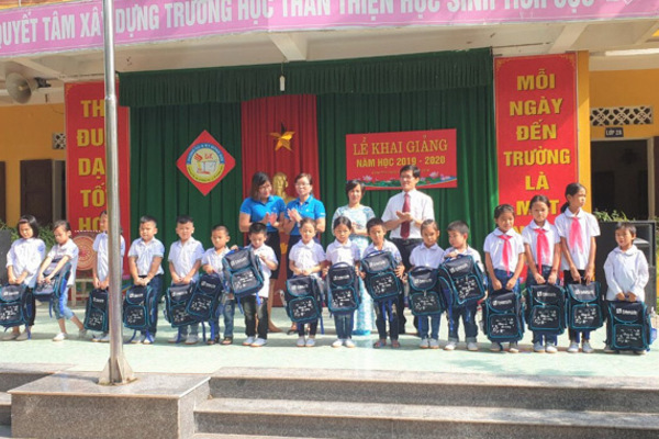 Fubon Life Việt Nam trao 230 suất quà ‘chắp cánh ước mơ tuổi thơ’