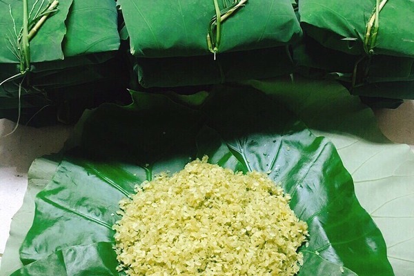 Bay nửa vòng trái đất, chi tiền triệu mua cốm tiến vua hiếm có