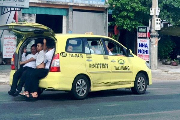 Thò chân xuống đường, 11 người trên taxi mở cốp ở Huế đều là tài xế