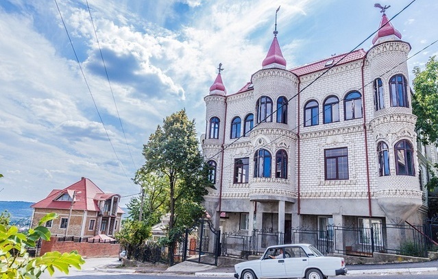 Ngợp mắt với thị trấn giàu có toàn cung điện xa hoa