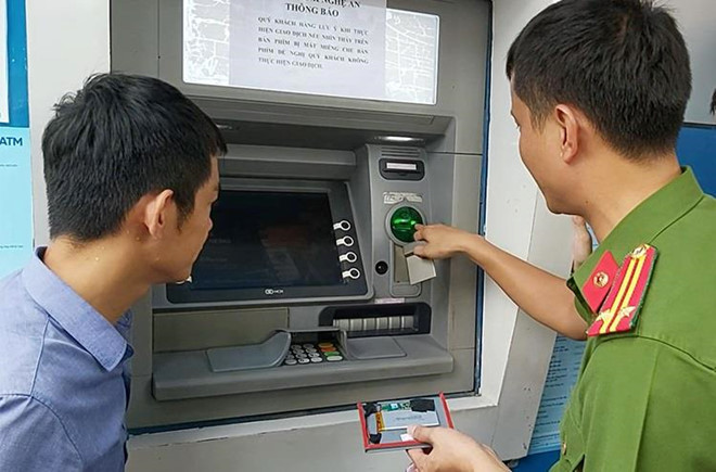 Thủ đoạn rút trộm tiền từ cây ATM của nhóm người Trung Quốc