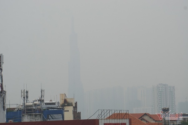 Sương mù đặc quánh biến Sài Gòn mờ ảo như Đà Lạt