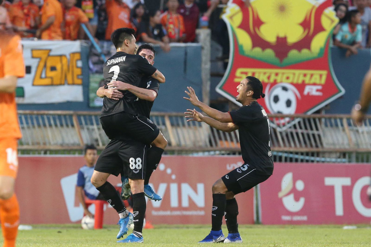 Đặng Văn Lâm rực sáng, Muangthong United thắng nghẹt thở