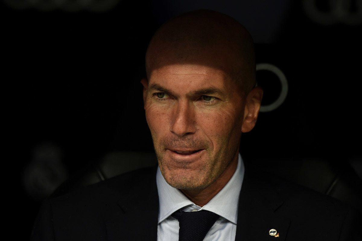 Zidane không sợ bị sa thải, phớt lờ Mourinho
