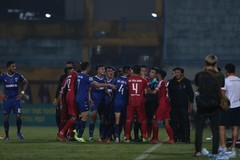Vòng 24 V-League: Hà Nội vô địch, trọng tài "bẻ còi" thô thiển