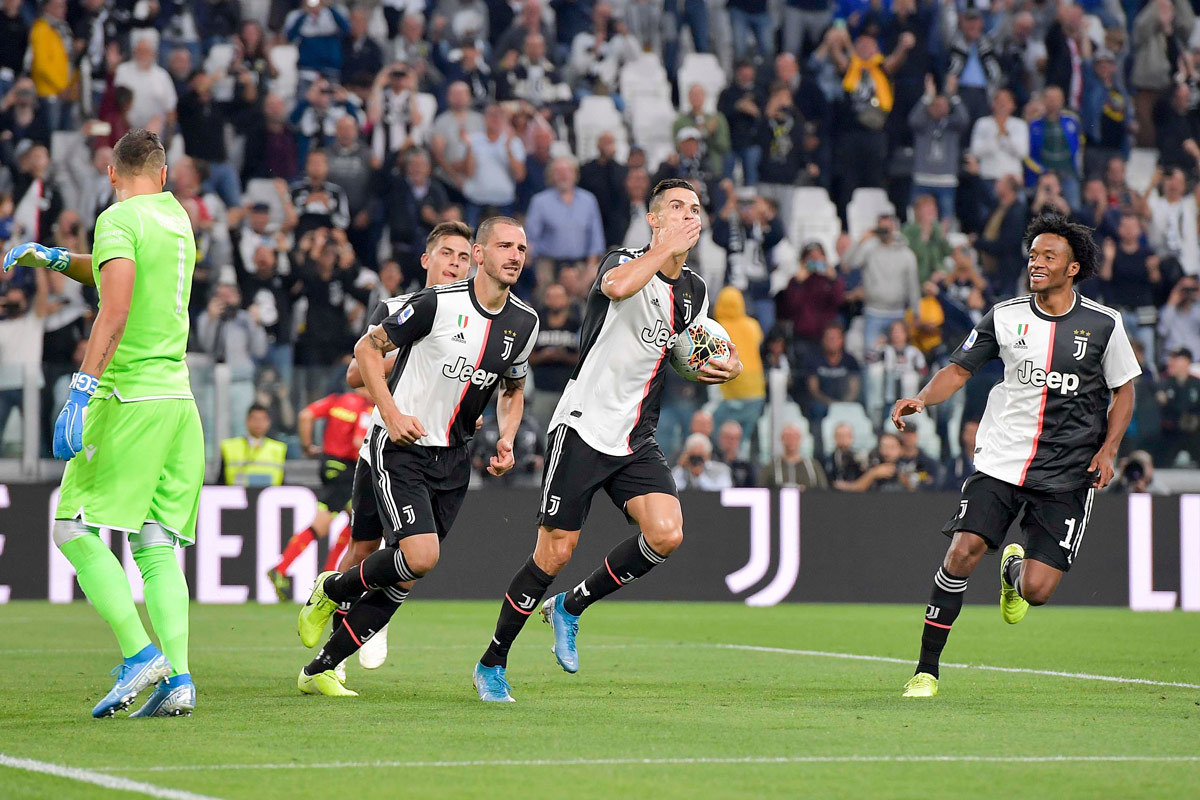 Buffon vào lịch sử, Ronaldo giải cứu Juventus