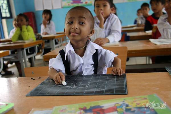 Vietnam's smallest student enjoys great changes at school