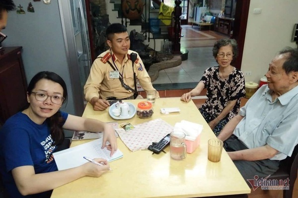 Nghe VietNamNet: Cảnh sát giao thông Hà Nội nhờ mạng xã hội tìm nhà giúp cụ ông đi lạc