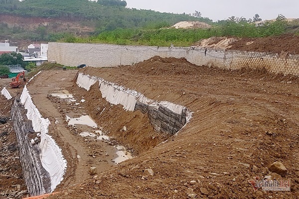 Khánh Hòa: Hoàn tất tháo dỡ bức tường ‘khổng lồ’ trên đầu nhà dân