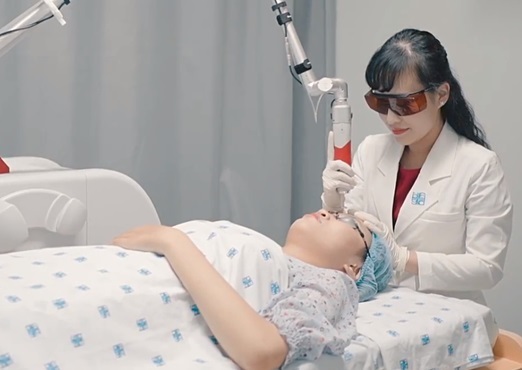 Hư da mặt do muốn trẻ hóa bằng công nghệ Laser ở thẩm mỹ viện 'dỏm'