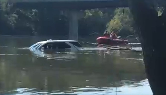 Quên kéo phanh tay, nữ tài xế để ôtô rơi xuống sông