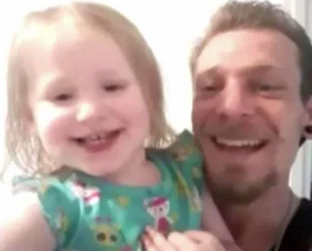 Bé gái 2 tuổi tử vong do bị người trông trẻ bỏ quên nhiều giờ trên xe ô tô
