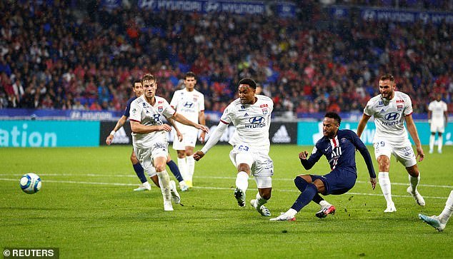 Neymar hóa người hùng, PSG thắng hú vía Lyon