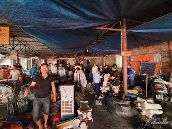 Cháy chợ Tó ở Đông Anh, khu ki-ốt ngàn m2 giữa chợ bị thiêu rụi