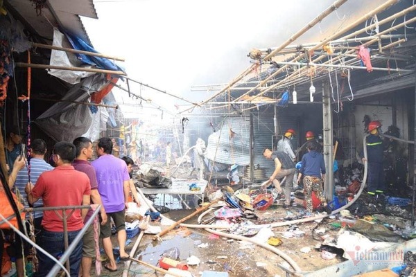 Nghe VietNamNet: Cháy chợ Tó ở Đông Anh, khu ki-ốt ngàn m2 giữa chợ bị thiêu rụi