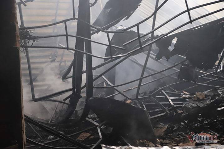 Cháy chợ Tó ở Đông Anh, khu ki-ốt ngàn m2 giữa chợ bị thiêu rụi