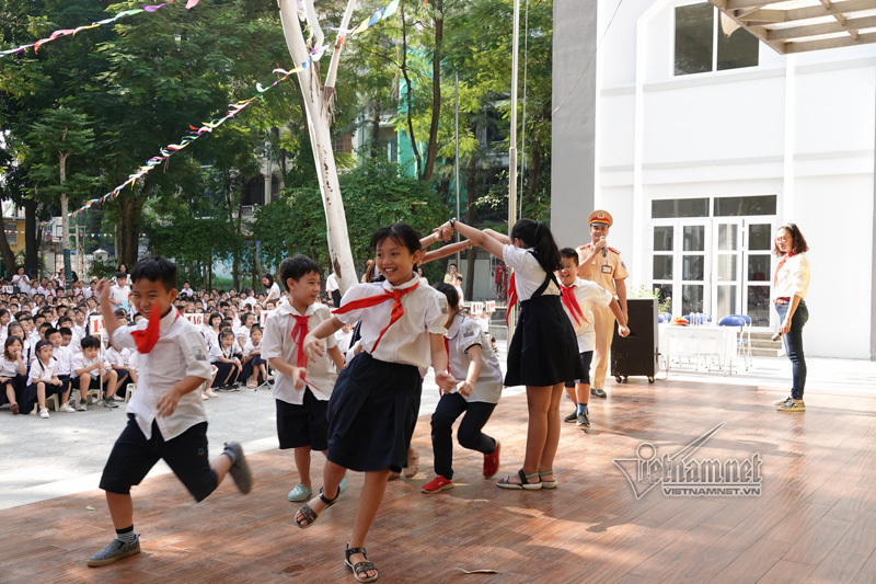 Cảnh sát chơi cùng học sinh tìm hiểu ATGT