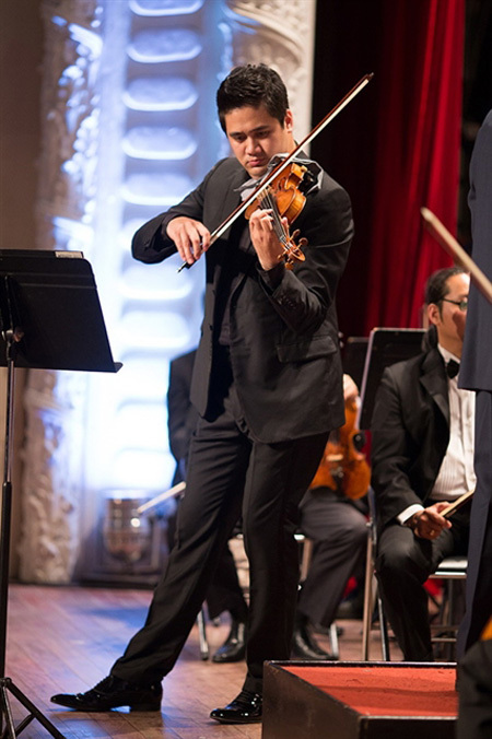 Solo performance by violinist Bui Cong Duy at Opera House