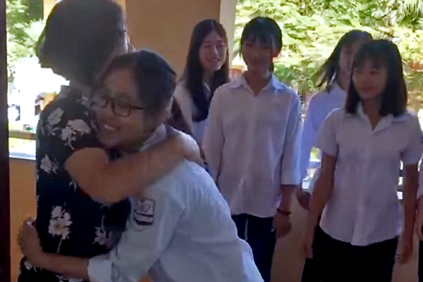 Học sinh cấp 3 ngượng ngùng khi lần đầu ôm chào cô giáo
