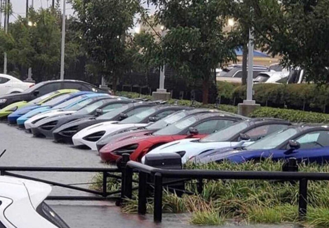 Xót xa sàn siêu xe McLaren bị nước lũ uy hiếp