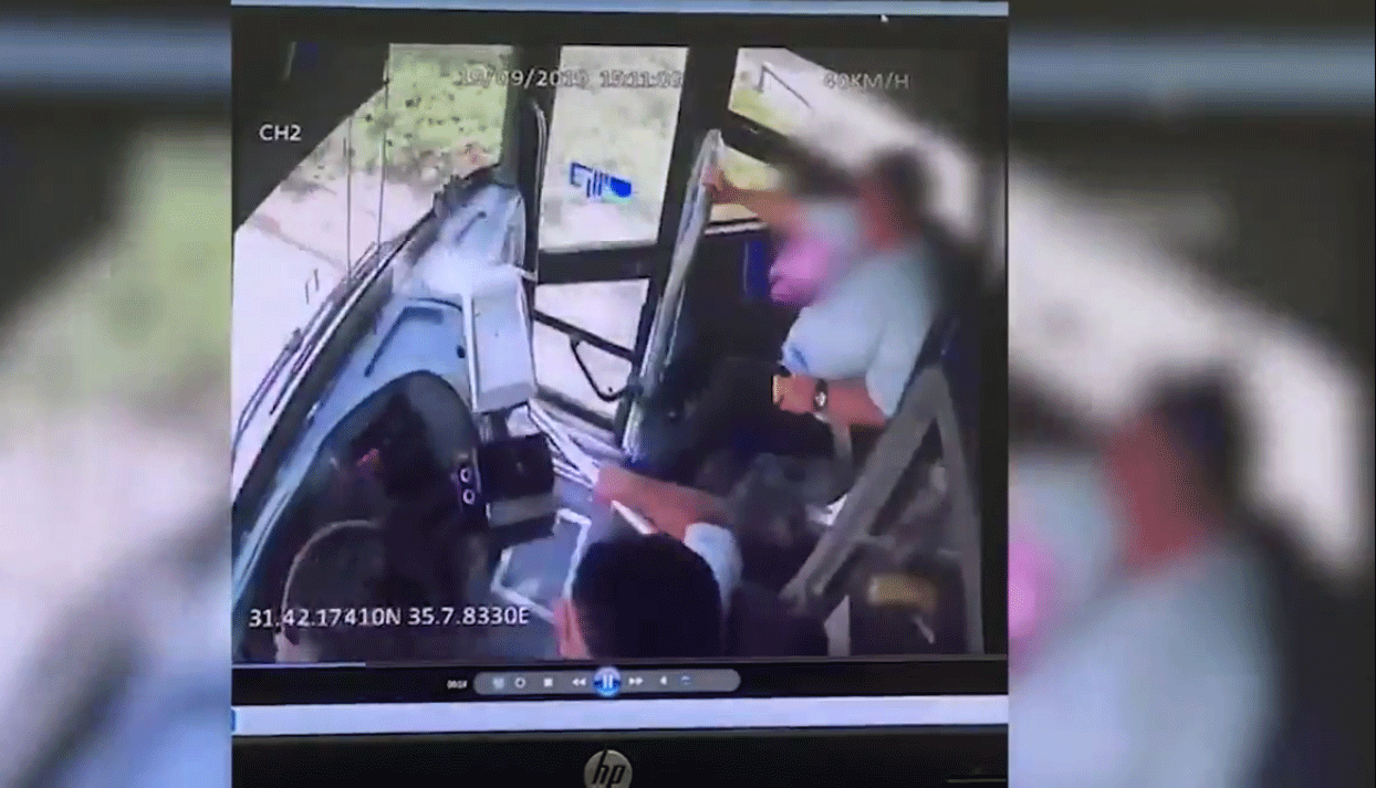 Tài xế xe buýt mải đeo tai nghe gây tai nạn kinh hoàng