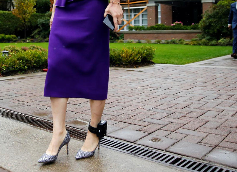 Hình ảnh công chúa Huawei đeo vòng định vị tới tòa - Ảnh 3.