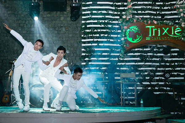 Ca sĩ Huỳnh Gia Đạt được khen ngợi trong tour mini show đầu tiên