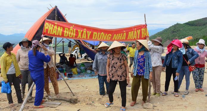 Dân dựng lều phản đối lò đốt rác, Quảng Nam phát lệnh di dời