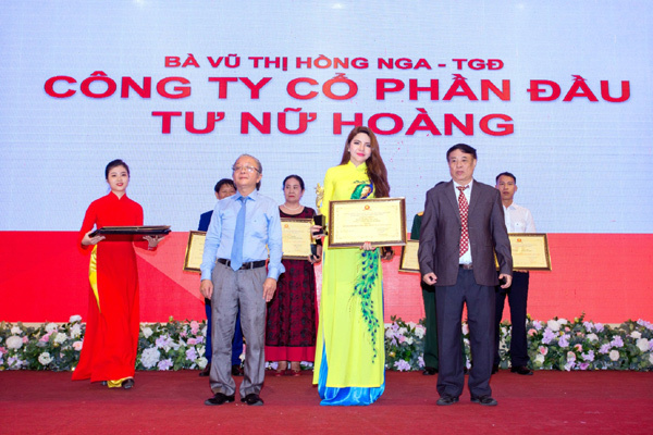 Á hậu Nga Queen nhận giải nữ doanh nhân tiêu biểu