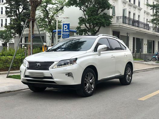 Xe sang Lexus, Camry bán giá siêu rẻ ở Việt Nam