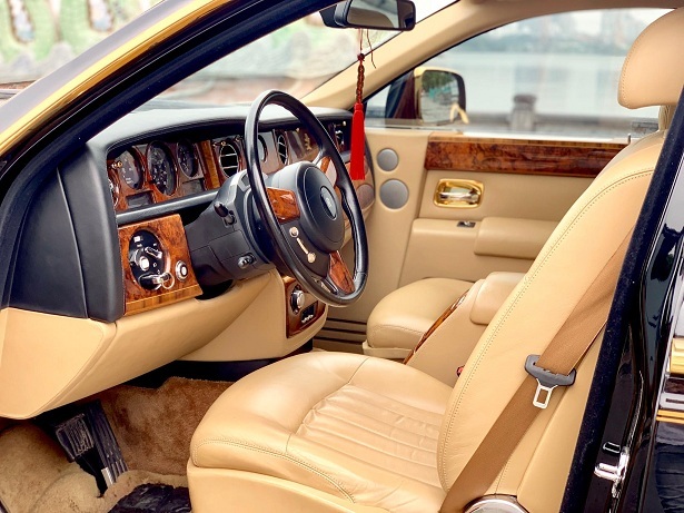 Chiếc Rolls-Royce Phantom mạ vàng đầy cảm hứng này thật sự là một tác phẩm nghệ thuật di động. Với màu vàng rực rỡ và chất liệu da cao cấp, hãy tưởng tượng mình đang ngồi trên một chiếc ghế da êm ái và hít thở hơi thở của thành phố như một vị vua hay một nữ hoàng.