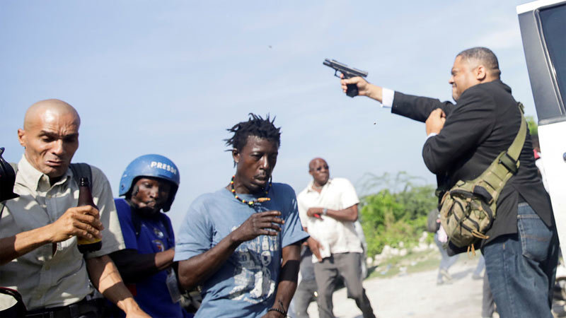 Thượng nghị sĩ Haiti nổi giận, bắn phải phóng viên ảnh