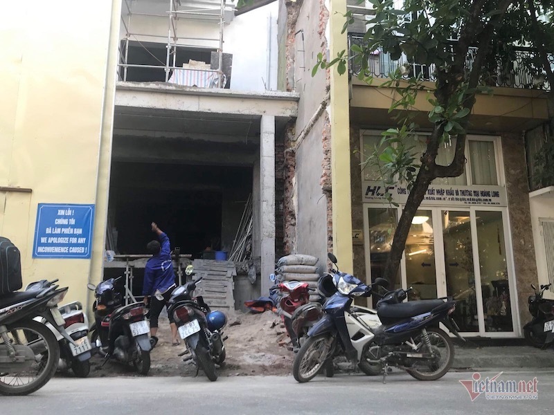 Trước đó, chủ đầu tư công trình số 9A Nguyễn Gia Thiều đã không chấp hành đình chỉ thi công xây dựng vẫn tiếp tục cho thi công lên đến tầng 6 (vượt 2 tầng so với giấy phép) (Ảnh chụp ngày 23/9).