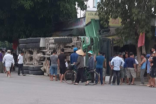 Xe tải chở đá bị lật làm sập nhà dân ở Nghệ An