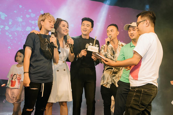 Quốc Trường bay ra Hà Nội quỳ gối tặng hoa Bảo Thanh