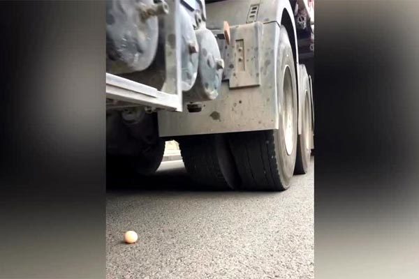 Xem tài xế trổ tài lướt bánh xe tải 'bay' qua quả trứng