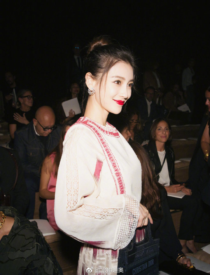 Kỳ Duyên hở bạo, mỹ nhân Hàn, Hoa kín đáo tại Paris Fashion Week 2019