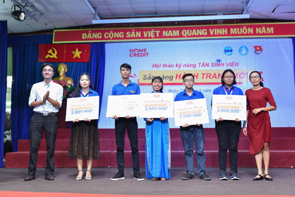 1500 sinh viên TP.HCM học kỹ năng quản lý tài chính