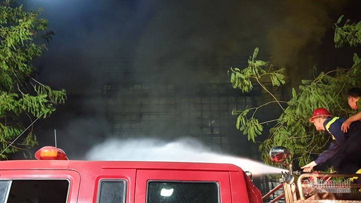 Cháy dữ dội trung tâm điện máy ở Hải Phòng, khu trưng bày đổ sập