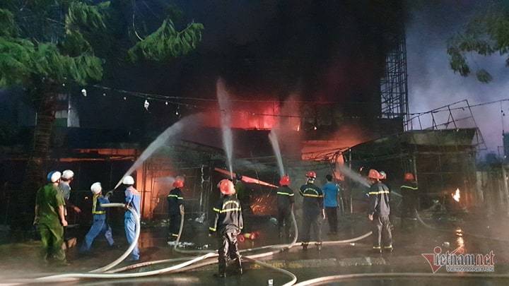 Cháy dữ dội trung tâm điện máy ở Hải Phòng, khu trưng bày đổ sập