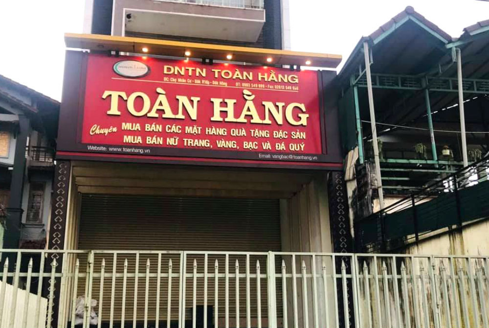 Chủ tịch xã lái ô tô ép, bắt tên cướp tiệm vàng ở Đắk Nông