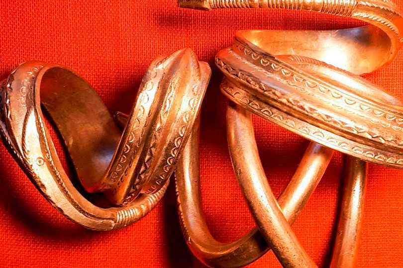 Đào được vòng bằng vàng ròng hình dáng kỳ lạ 1.700 tuổi